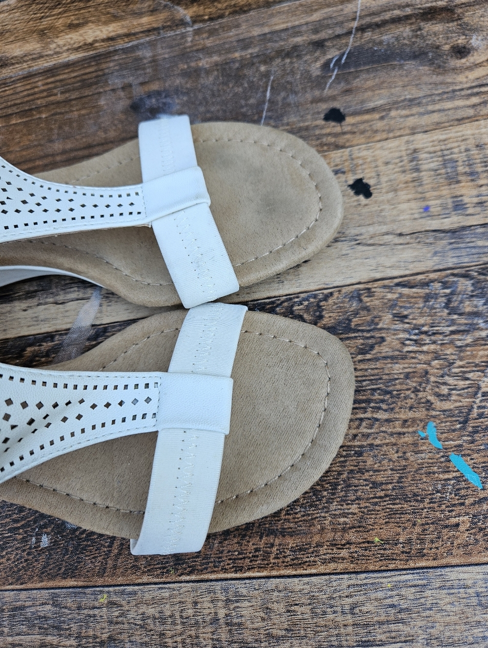 Women’s White Laser-Cut T-Strap Sandals Size 7M - Picture 15 of 16